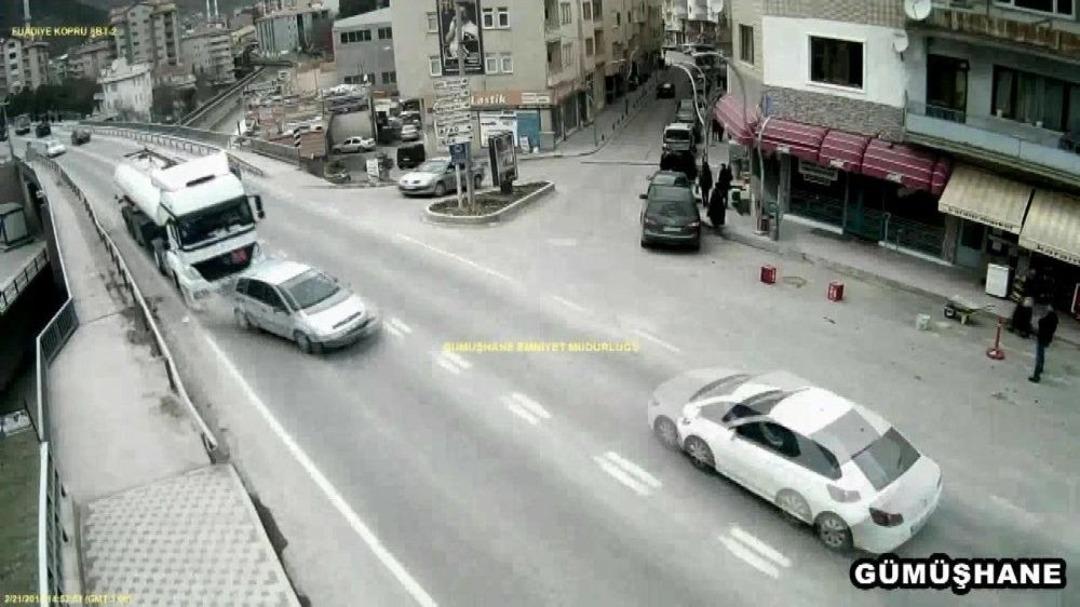 G&uuml;m&uuml;şhane&rsquo;deki Kazalar Mobese Kameralarına Yansıdı