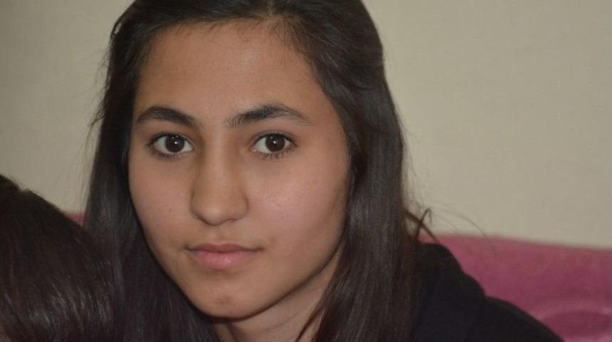 Gen&ccedil; Kız 14 Yıldır İşiteceği G&uuml;n&uuml; Bekliyor