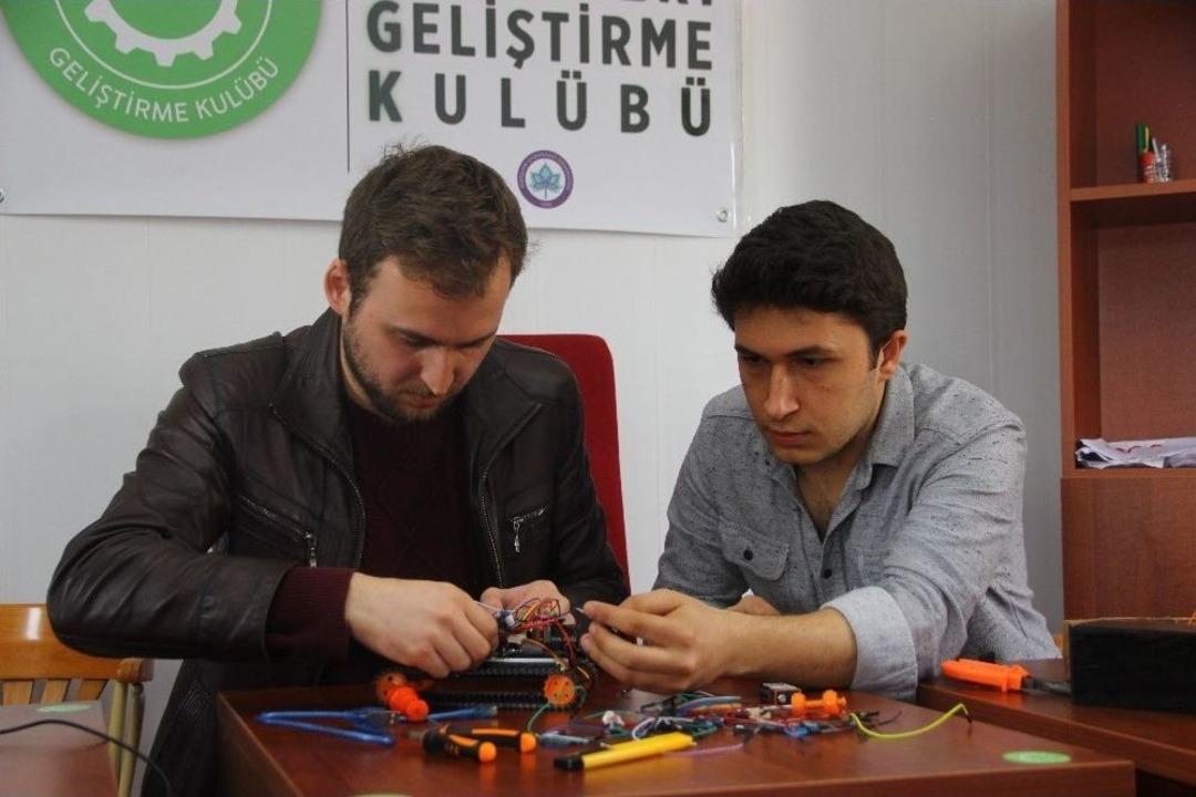 T&uuml;rkiye&rsquo;ye Satılmayan Robotu 600 Liraya &Uuml;rettiler