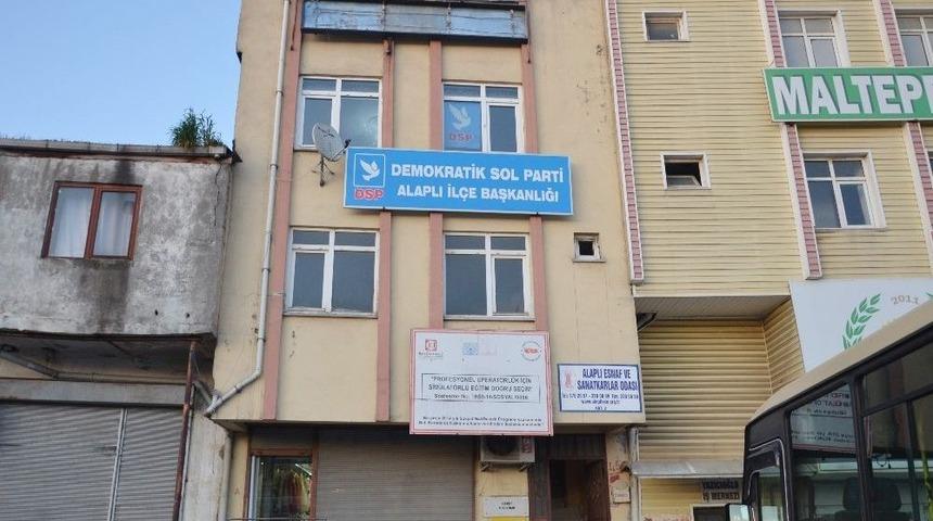 &Uuml;ye Kaydı İ&ccedil;in Geldikleri Parti Binasında Hayatlarının Şokunu Yaşadılar