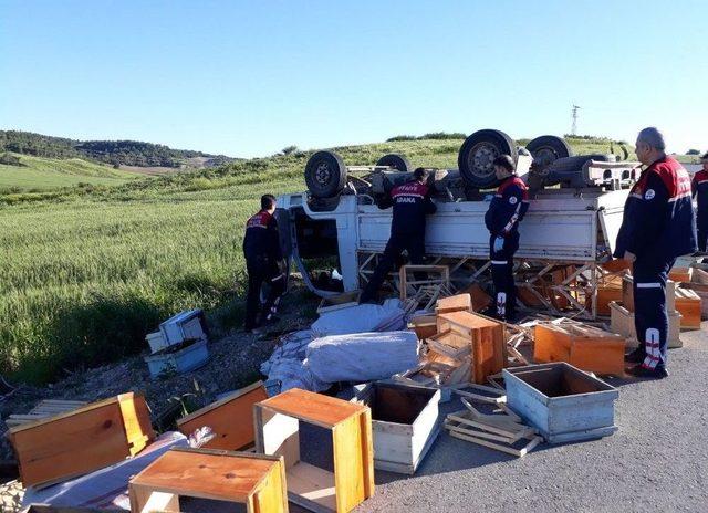 Kamyonet Takla Attı, Arı Kovanları Yola Saçıldı 2