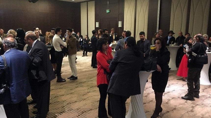 (&ouml;zel) &Uuml;nl&uuml; Dj Berna &Ouml;zt&uuml;rk&rsquo;e Galada Takıntılı Hayranından Saldırı