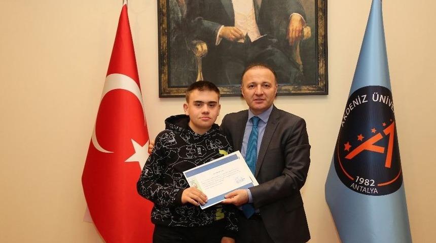 Rekt&ouml;r &Uuml;nal, Sanatta Engel Tanımayanlara Sertifika Verdi