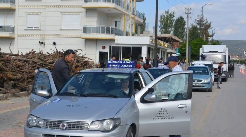 72 S&uuml;r&uuml;c&uuml; Adayı Ehliyet İ&ccedil;in Ter D&ouml;kt&uuml;