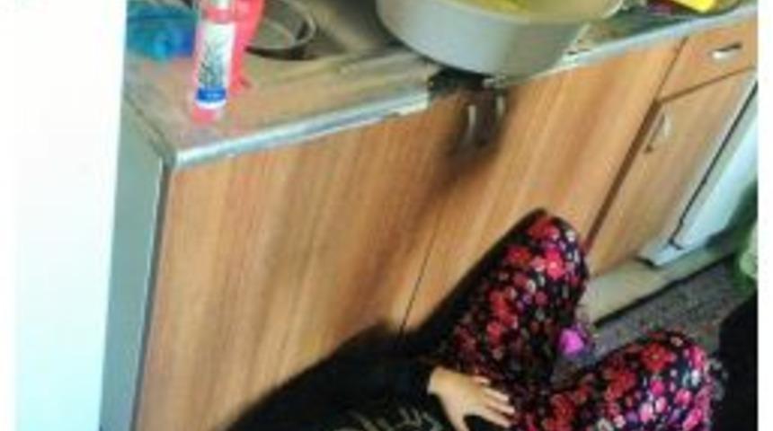 Yemek Yapan Eşini Mutfakta Bı&ccedil;aklayıp Kendini İhbar Etti