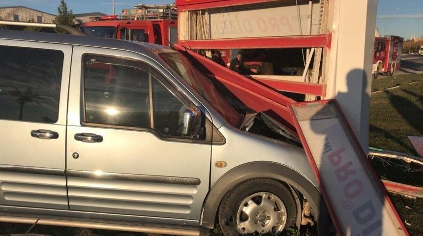 Hafif Ticari Ara&ccedil; Reklam Panosuna &Ccedil;arptı: 5 Yaralı