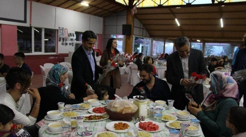 Başkan Tutal, Yetim Ve &Ouml;ks&uuml;zlerle İftar Yemeğinde Buluştu