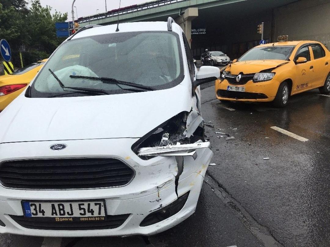 (&ouml;zel) Şişli&rsquo;de Hafif Ticari Ara&ccedil;la Taksi &Ccedil;arpıştı: 1 Yaralı