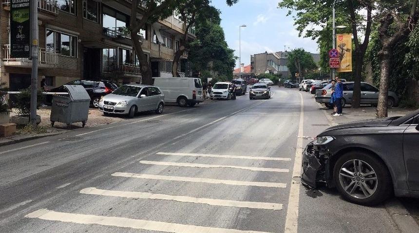 Kaldırıma Park Eden Ara&ccedil;lar Nedeniyle Yoldan Y&uuml;r&uuml;yen Vatandaşa Minib&uuml;s &Ccedil;arptı