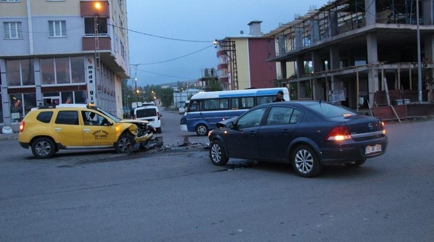 Ardahan&rsquo;da Ticari Taksi İle Otomobil &Ccedil;arpıştı: 5 Yaralı