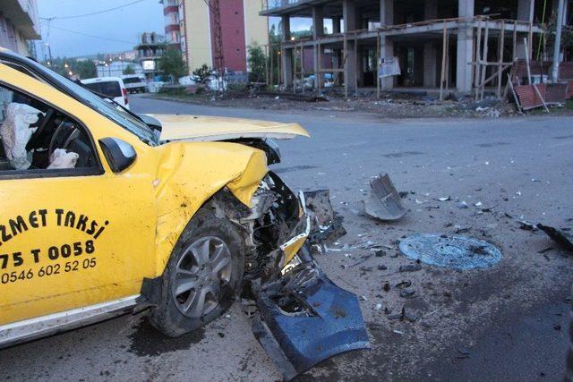 Ardahan’da Ticari Taksi İle Otomobil Çarpıştı: 5 Yaralı