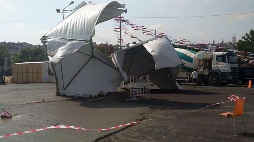 Tekirdağ&rsquo;da Fırtına, &Ccedil;adırları B&ouml;yle U&ccedil;urdu