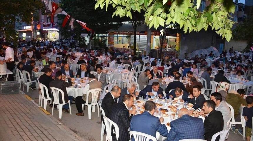 Dilovası&rsquo;nda İki Mahalle İftarda Buluştu