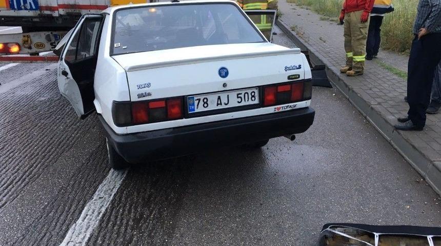 Trafik Işıklarında Duran Tıra &Ccedil;arpan Otomobilin S&uuml;r&uuml;c&uuml;s&uuml; &Ouml;ld&uuml;