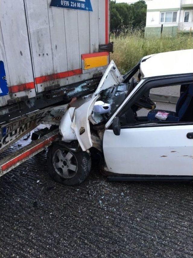 Trafik Işıklarında Duran Tıra Çarpan Otomobilin Sürücüsü Öldü