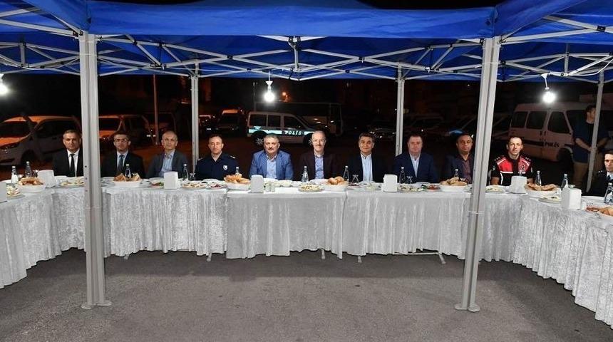 Vali Yazıcı Sahuru Polislerle Yaptı