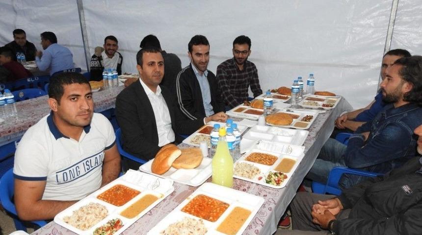 Başkan Bedirhanoğlu, İftar &Ccedil;adırında Vatandaşlarla Birlikte Orucunu A&ccedil;tı