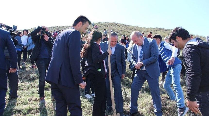 Başkan Şahiner &Ouml;ğrencilerle Fidan Dikti