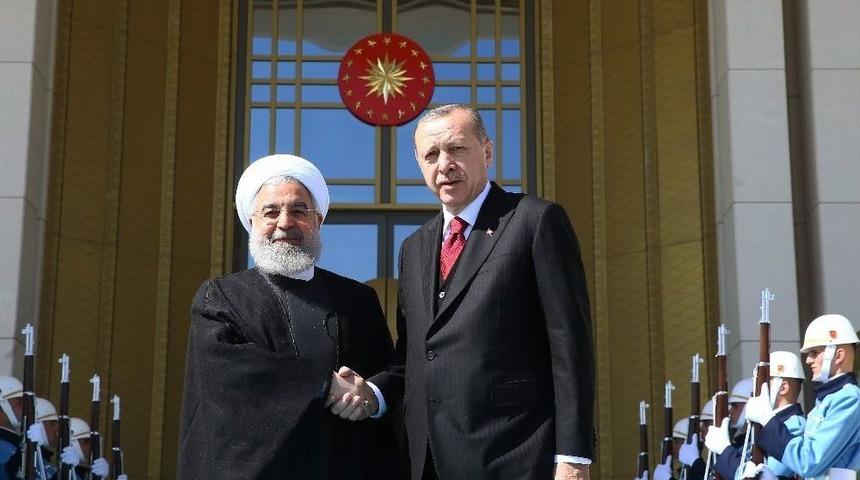 Cumhurbaşkanı Erdoğan, İran Cumhurbaşkanı Ruhani’yi Külliyede Karşıladı