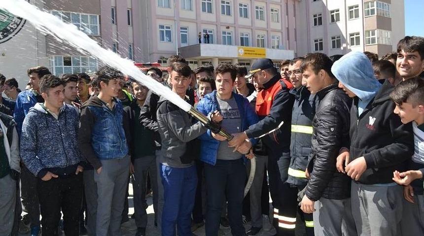 Şuhut&rsquo;da İtfaiye Ekipleri Yangın Tatbikatı D&uuml;zenledi