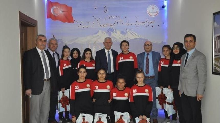 İl Milli Eğitim M&uuml;d&uuml;r&uuml; Osman Elmalı T&uuml;rkiye Şampiyonlarını &Ouml;d&uuml;llendirdi