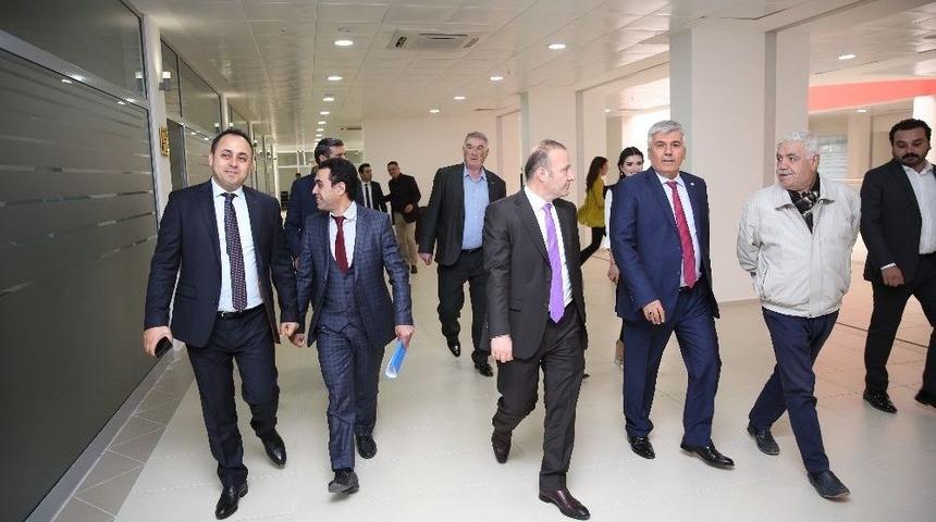 A&uuml; Rekt&ouml;r&uuml; &Uuml;nal, İşletme Fak&uuml;ltesini İnceledi