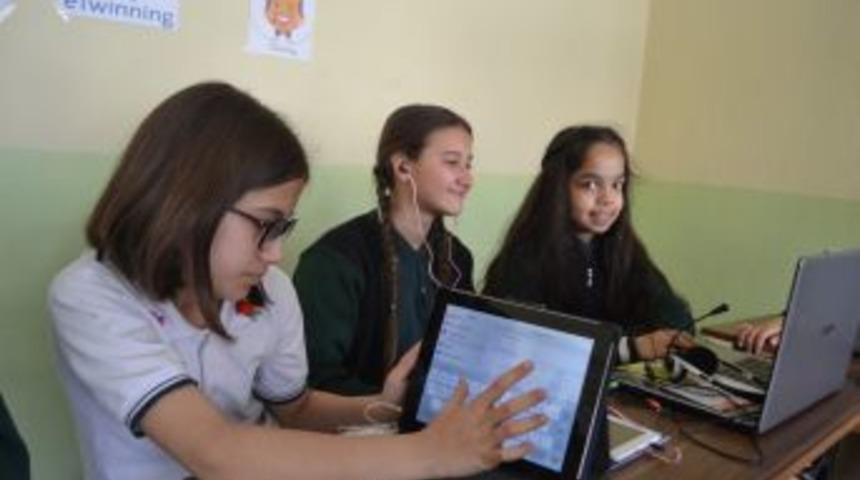 Manisalı &Ouml;ğrenciler Arkadaşlarına G&ouml;z Kulak Oluyor