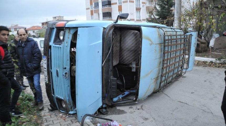 İki Aracın &Ccedil;arpıştığı Kaza Maddi Hasarla Atlatıldı