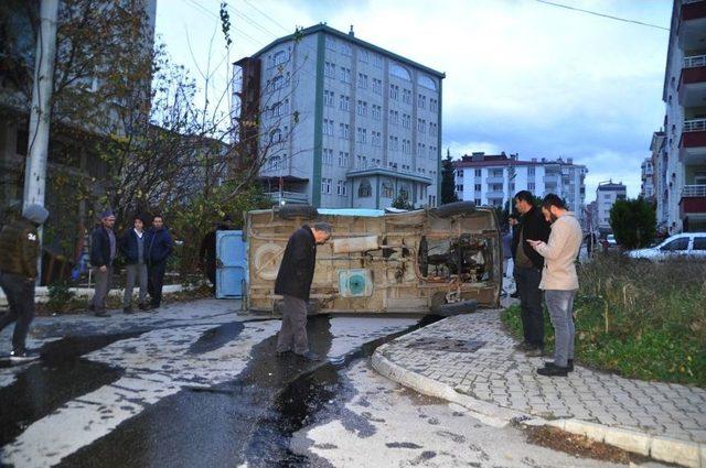 İki Aracın Çarpıştığı Kaza Maddi Hasarla Atlatıldı