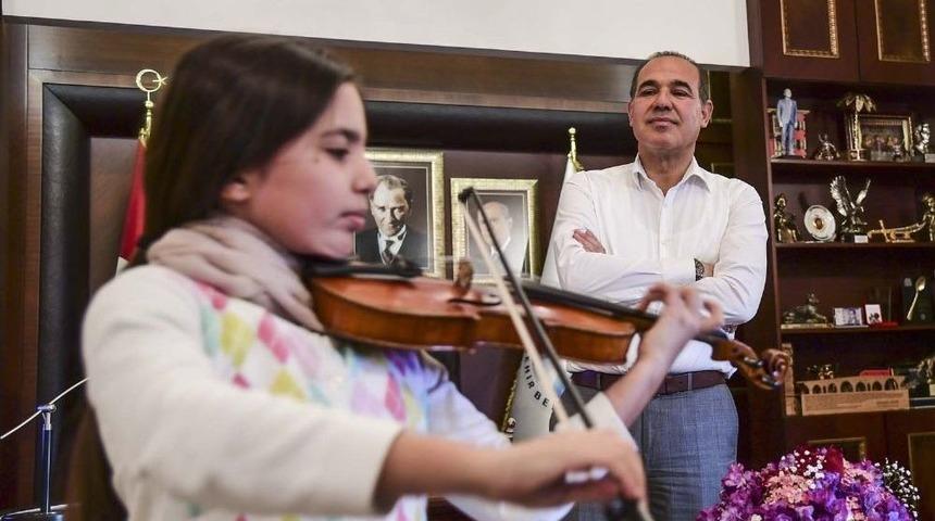 Minik Kemancıdan Başkan S&ouml;zl&uuml;&rsquo;ye Keman Dinletisi