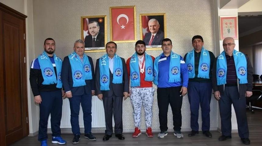 Başkan Avcu, Başarılı G&uuml;reş&ccedil;iyi &Ouml;d&uuml;llendirdi
