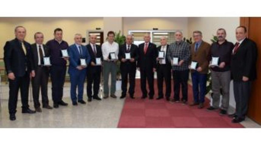 Rekt&ouml;r G&ouml;nen&rsquo;den Hayırseverlere Plaket