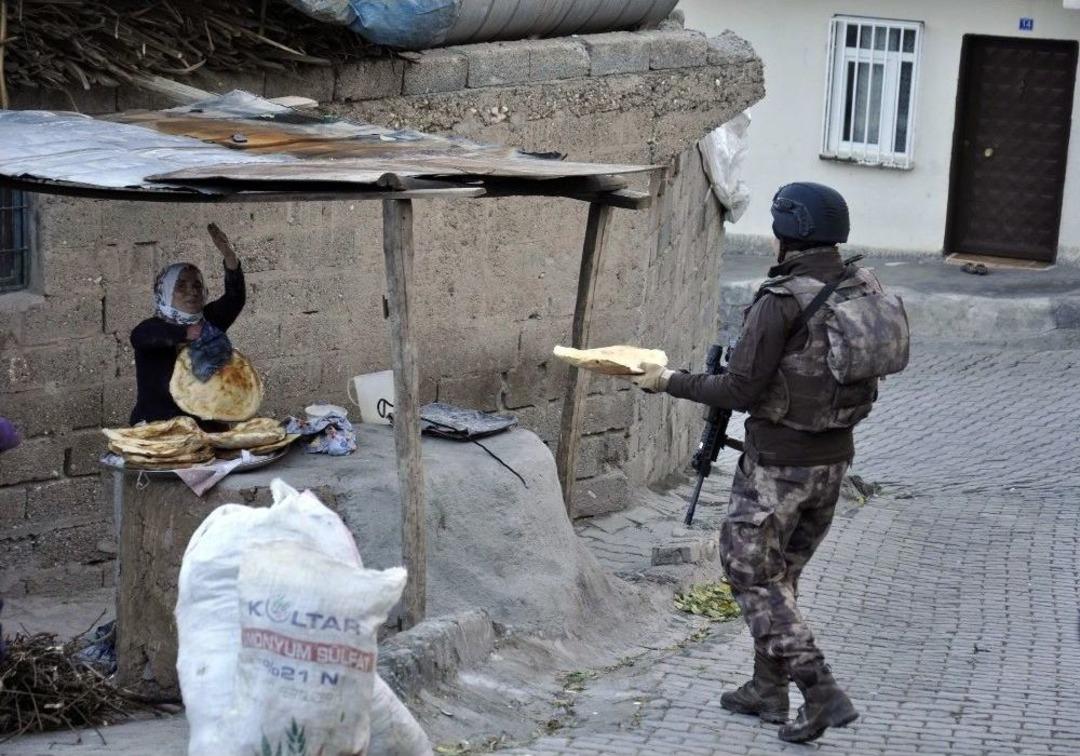 Diyarbakırlı Kadınlardan Polislere Sıcak Ekmek