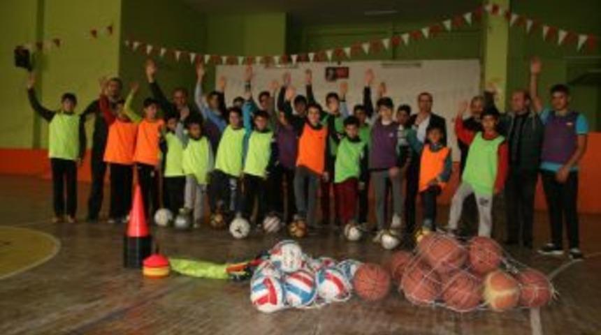 Kulu&rsquo;da Spor Malzemesi Yardımı