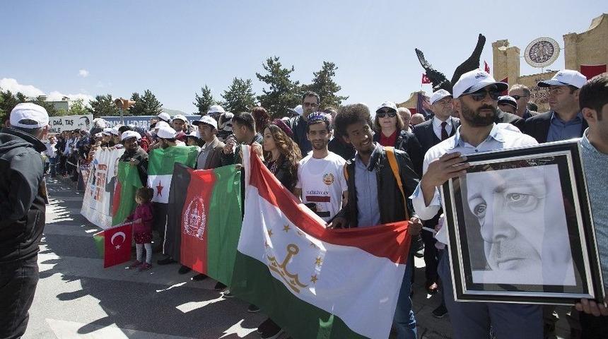 Atatürk Üniversiteli Öğrencilerden Cumhurbaşkanı Erdoğan’a Sevgi Gösterisi