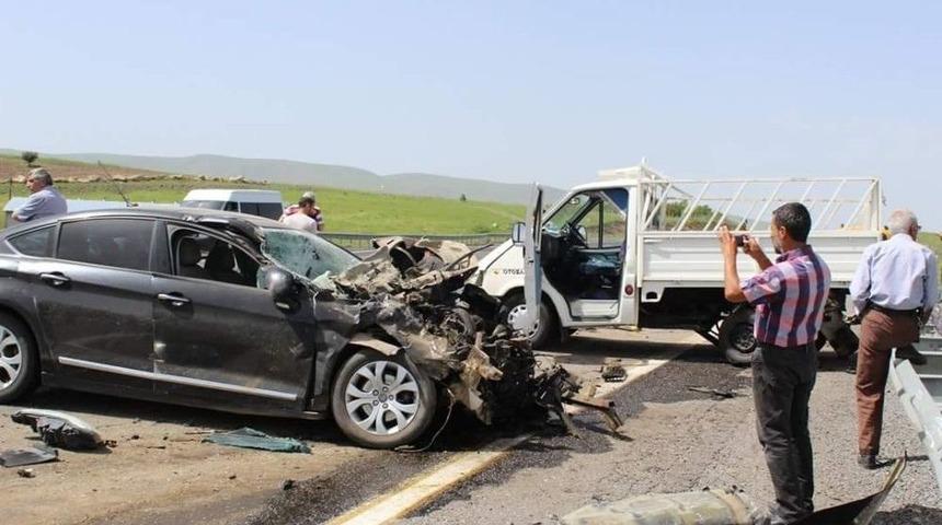 Otomobil, Kamyonete Arkadan &Ccedil;arptı:3 Yaralı