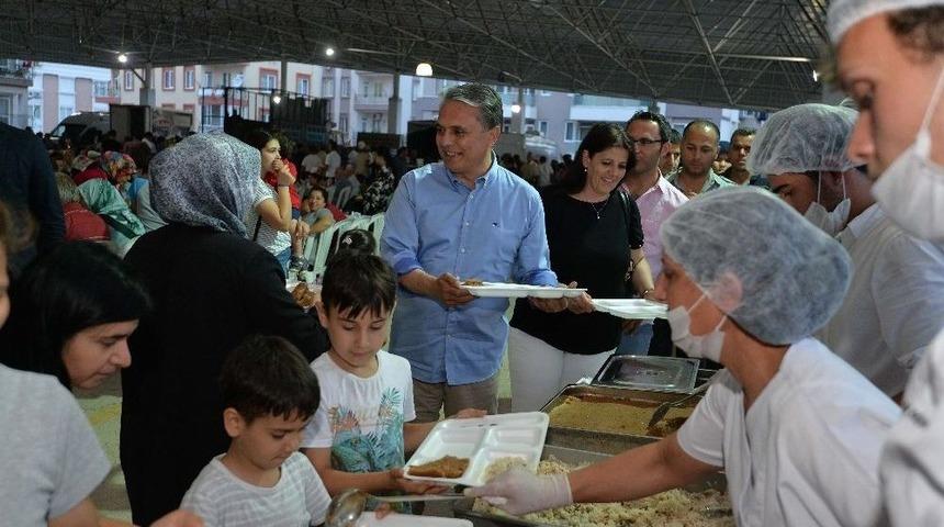 Muratpaş Kızıltoprak&rsquo;ta İftar Sofrası Kurdu