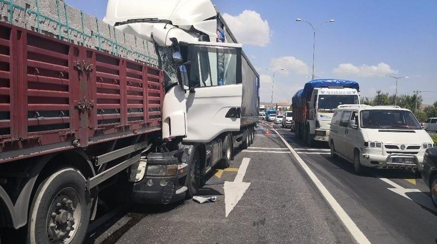Tır &Ouml;n&uuml;ndeki Tırın Dorsesine &Ccedil;arptı, S&uuml;r&uuml;c&uuml; Yaralandı