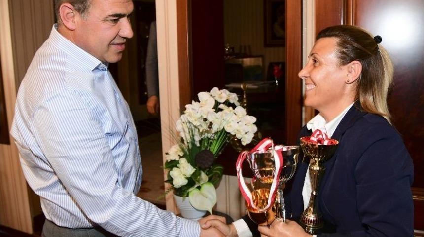 Raketin Yıldızı Eda Ağca Madalya Ve Kupalarını Başkan Sözlü’ye Takdim Etti