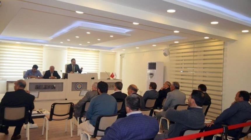 Komisyon Se&ccedil;iminde Arbede &Ccedil;ıktı Meclis &Uuml;yesinin Parmağı Kırıldı