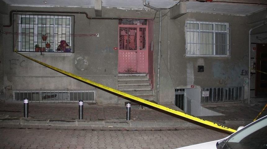 K&uuml;&ccedil;&uuml;k&ccedil;ekmece&rsquo;de Bir Binaya Ses Bombası Atıldı
