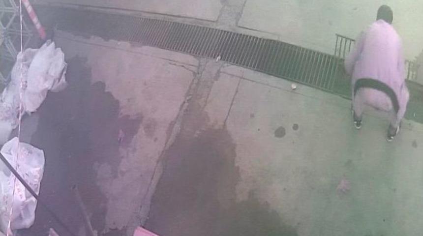 Evinin &Ouml;n&uuml; &Ccedil;amur Oluyor Diye Mazgal &Ccedil;aldı