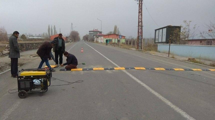 Belediye Yollara Hız Kesici Yerleştirdi
