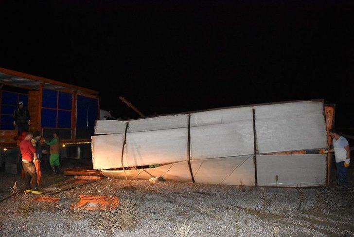 (özel Haber) Tavuk Yüklü Kamyon Devrildi, Hayvanlar Telef Oldu G1