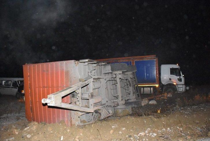 (özel Haber) Tavuk Yüklü Kamyon Devrildi, Hayvanlar Telef Oldu G5