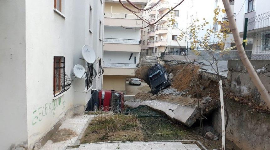Başkent&rsquo;te Toprak Kayması: 2 Ara&ccedil; G&ouml;&ccedil;&uuml;k Altında Kaldı