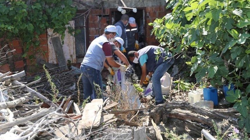 &Ccedil;&ouml;p Evden Bir Kamyon Ve İki Trakt&ouml;r Dolusu &Ccedil;&ouml;p &Ccedil;ıktı