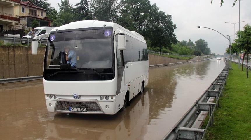 Selin Bastığı Yolda Bozulan Midib&uuml;ste İş&ccedil;iler Mahsur Kaldı