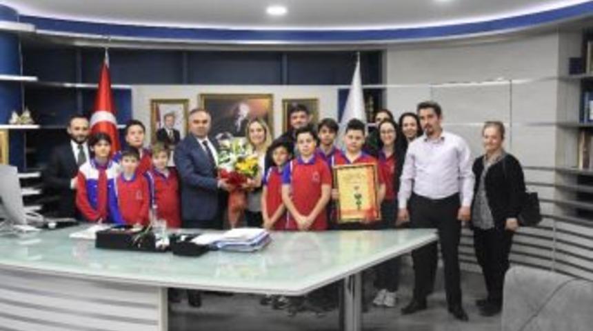 Başkan Ay &Ouml;ğrencileri Ağırladı