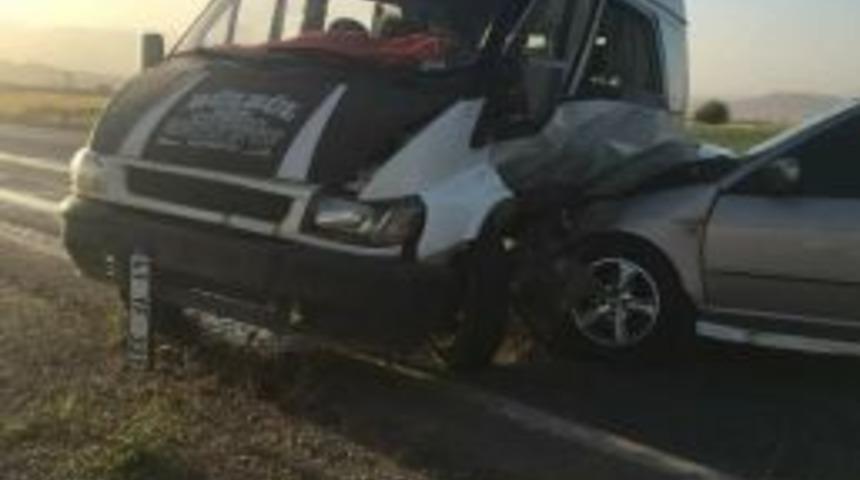 Otomobil İle Minib&uuml;s &Ccedil;arpıştı: 2 Yaralı